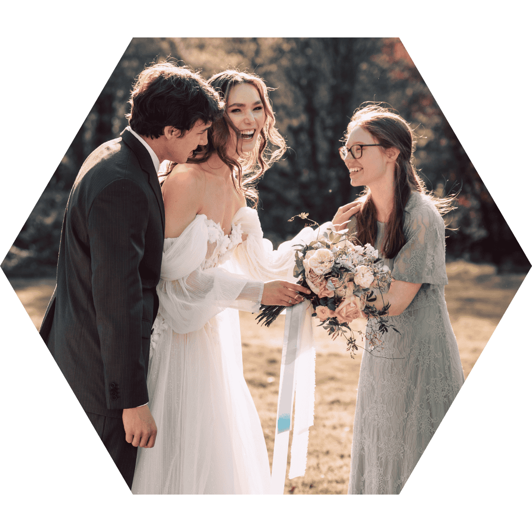 Brautpaar mit Traurednerin Mantha in liebevollem Gespräch – Vielfalt und Verbindung sichtbar gemacht.