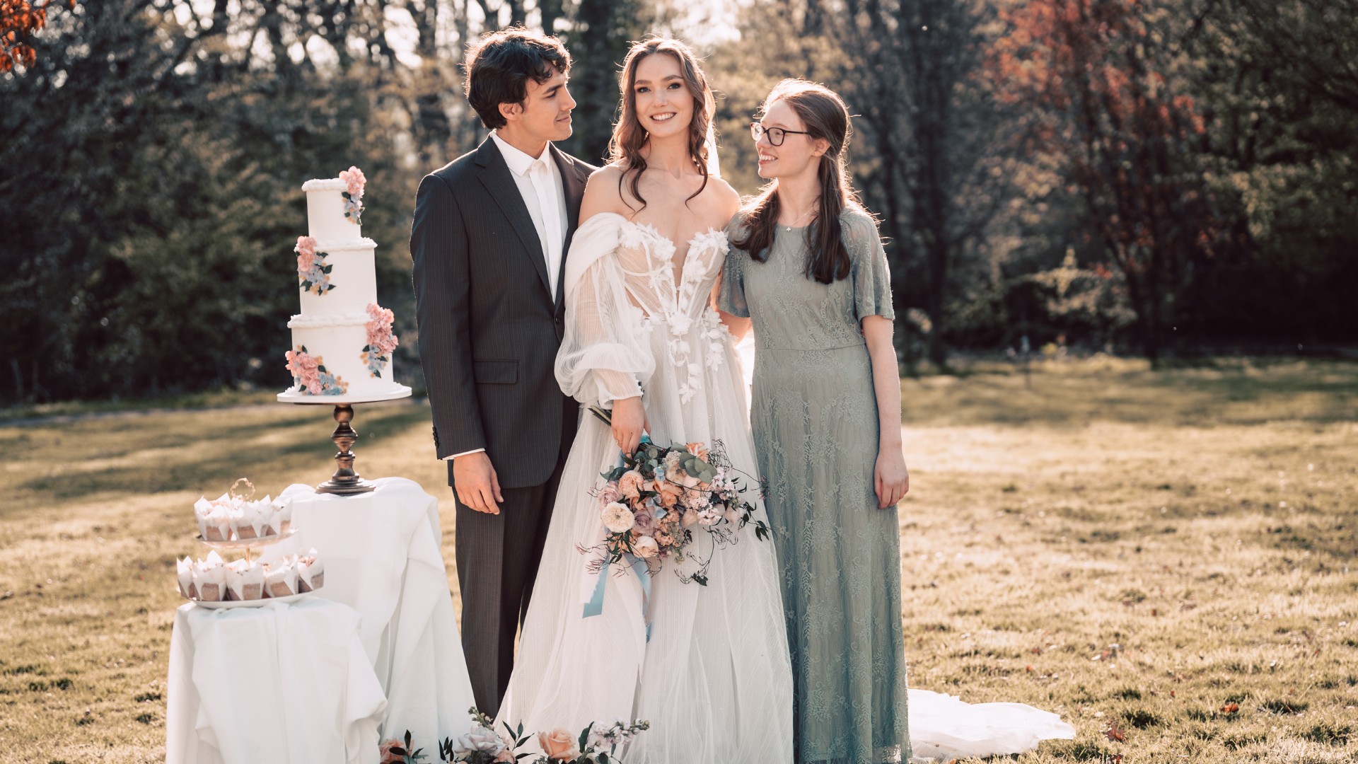Bei einer inklusiven freien Trauung in NRW steht Samantha Liston neben einem Brautpaar im Garten – zwischen Torte, Blumen und echter Verbindung entsteht eine liebevolle Atmosphäre.