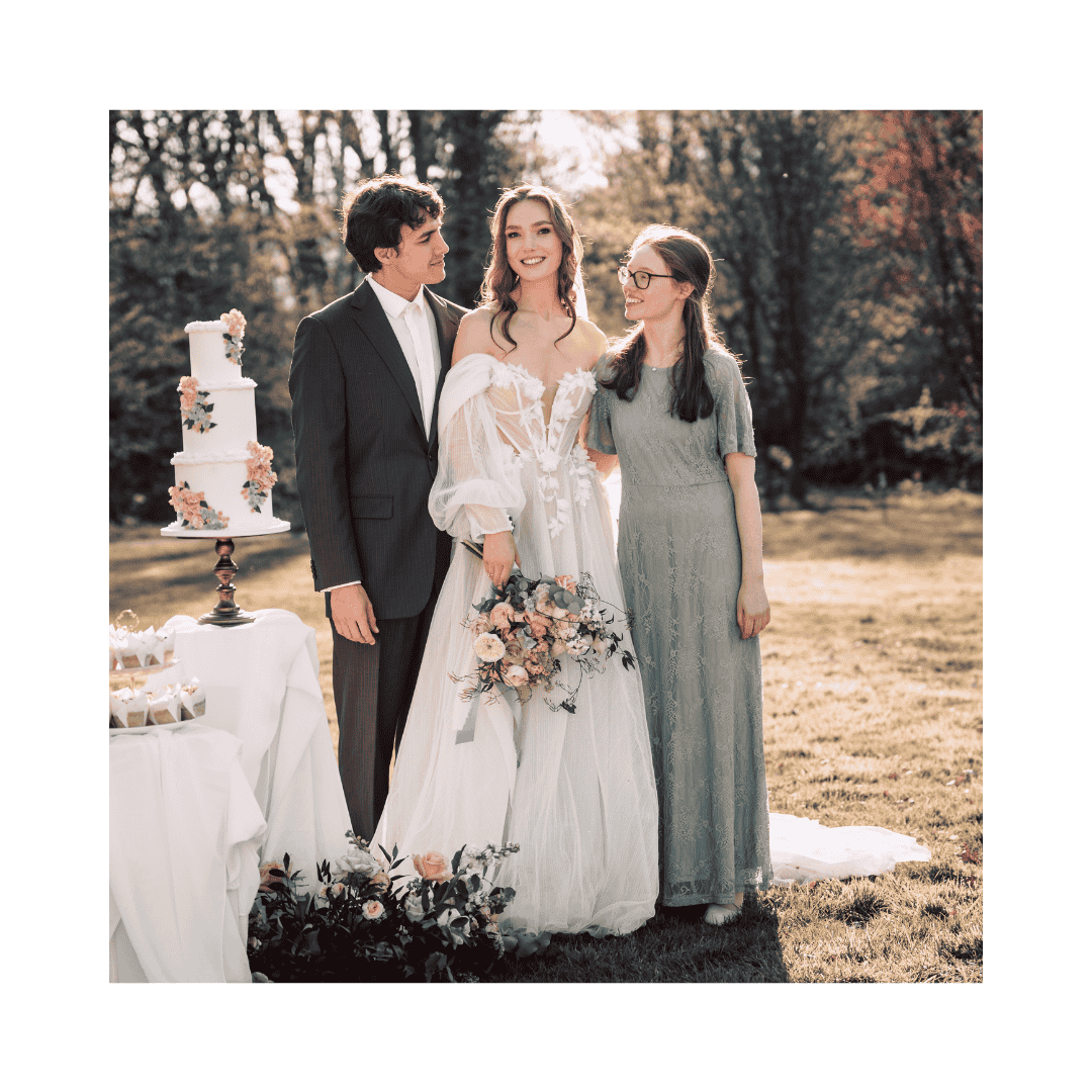 Samantha Liston, inklusive Traurednerin in NRW, steht lächelnd neben einem Brautpaar im Garten – ein Moment, der Vielfalt, Zugehörigkeit und Freude sichtbar macht.