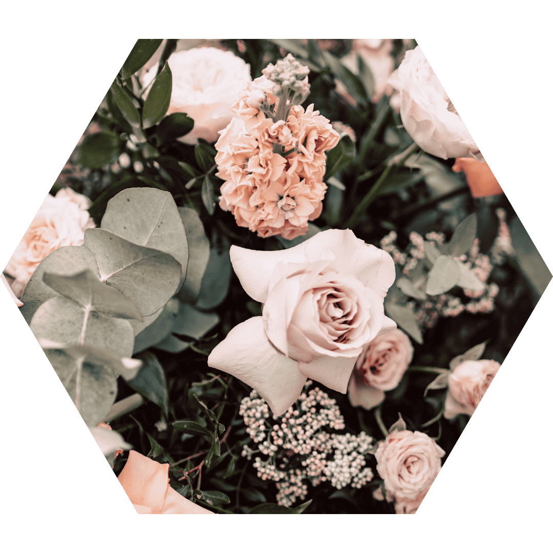 Bouquet mit Rosen im Sechseck-Rahmen – kreative Bildsprache für sensorikfreundliche Hochzeitskonzepte in NRW.