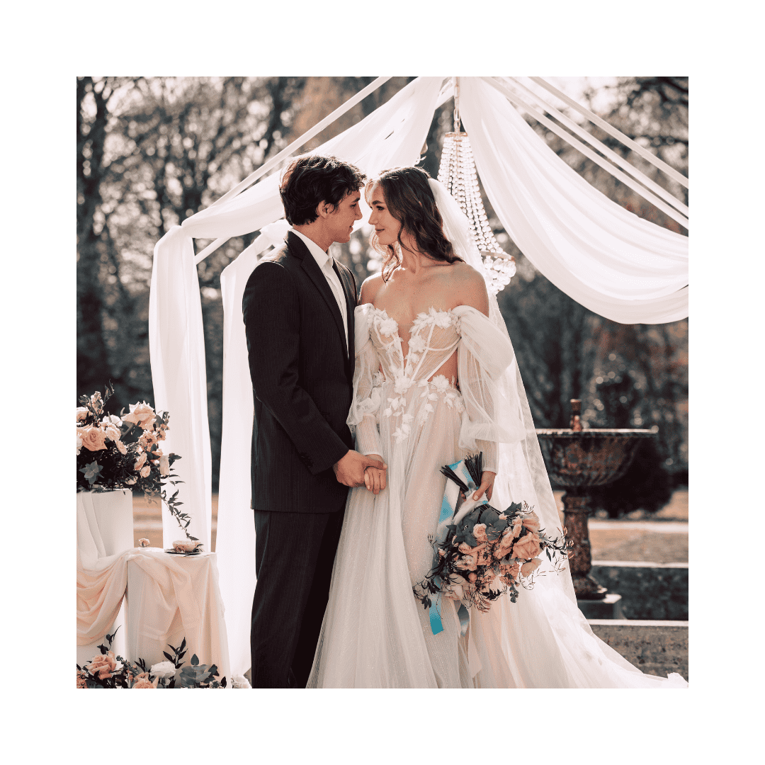 Ein Brautpaar in einem ruhigen, innigen Moment – ganz für sich. Die Szene steht für die stillen, persönlichen Microweddings, wie sie Samantha Liston als Traurednerin inklusiv NRW begleitet.